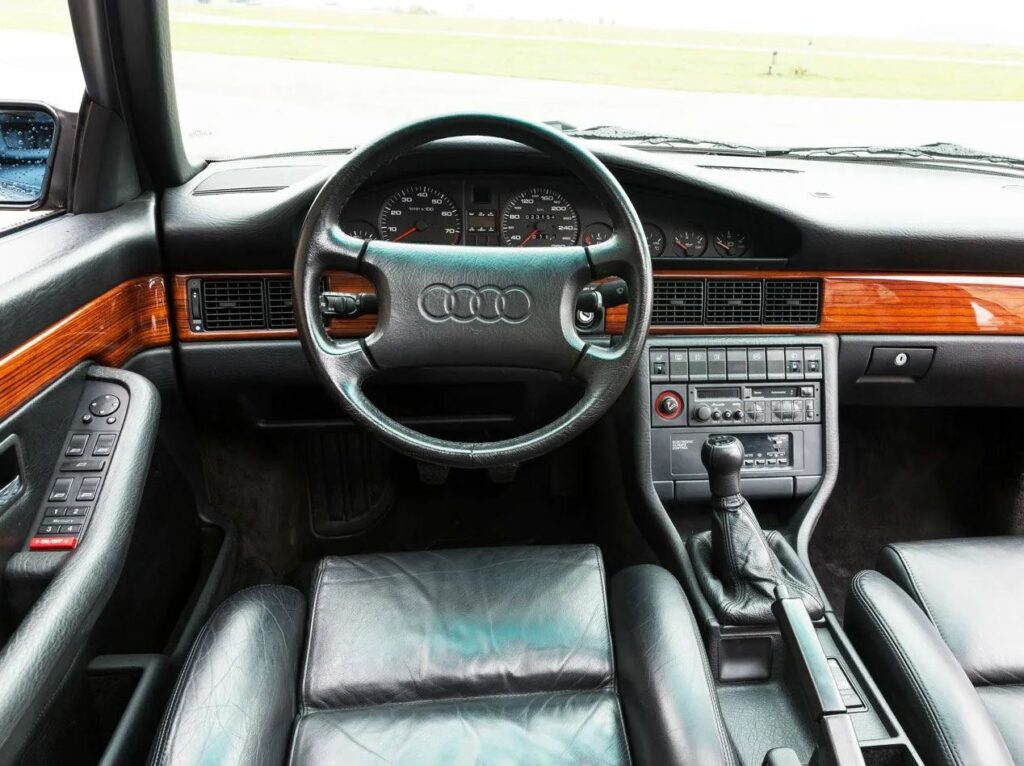 Audi 100 приборка